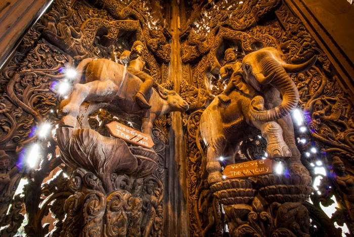 Деревянные скульптуры в храме / Фото: https://vt.guru