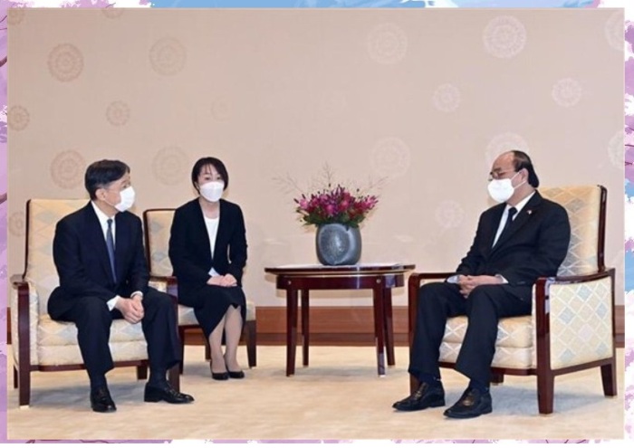 Президент Вьетнама Нгуен Суан Фук (справа) встречается с императором Японии Нарухито в Токио 28 сентября года