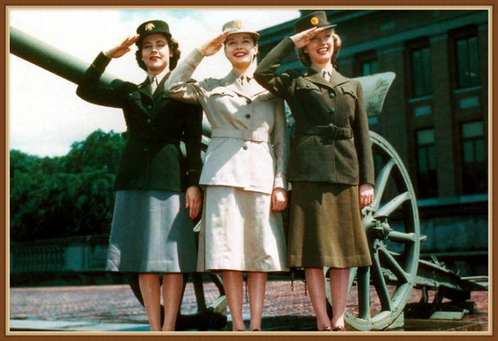 Американские военные Женского вспомогательного армейского корпуса презентуют новую униформу, 1942 год
