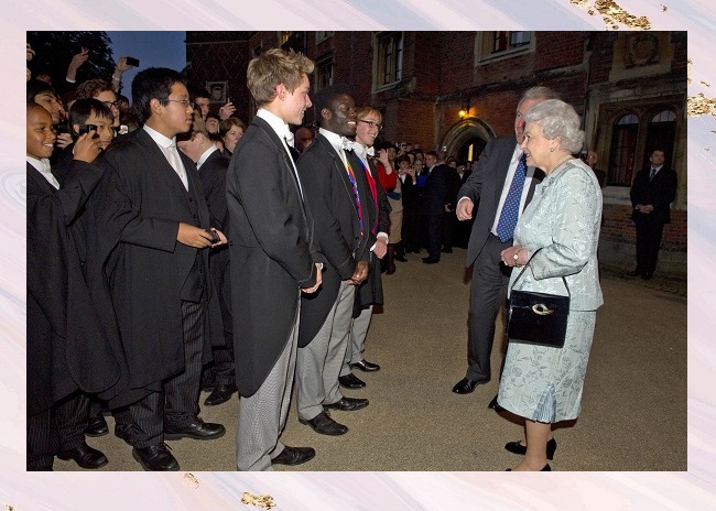 Королева Елизавета во время посещения Колледжа Итон