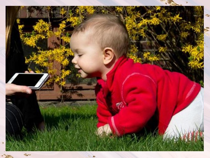 Современные дети осваивают смартфон к 2-летнему возрасту