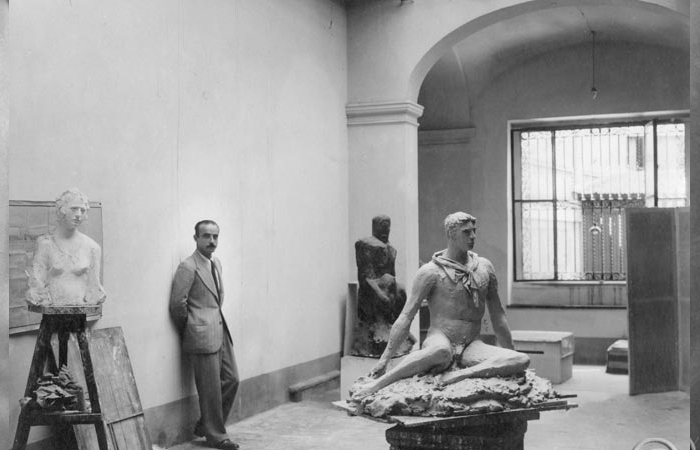 Лучо Фонтана в своей студии на Виа де Амицис, Милан, 1933 / Фото: fondazioneluciofontana.it