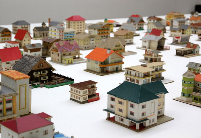 387 миниатюрных домов от Петера Фрица (Peter Fritz) на Венецианской биеннале 2013