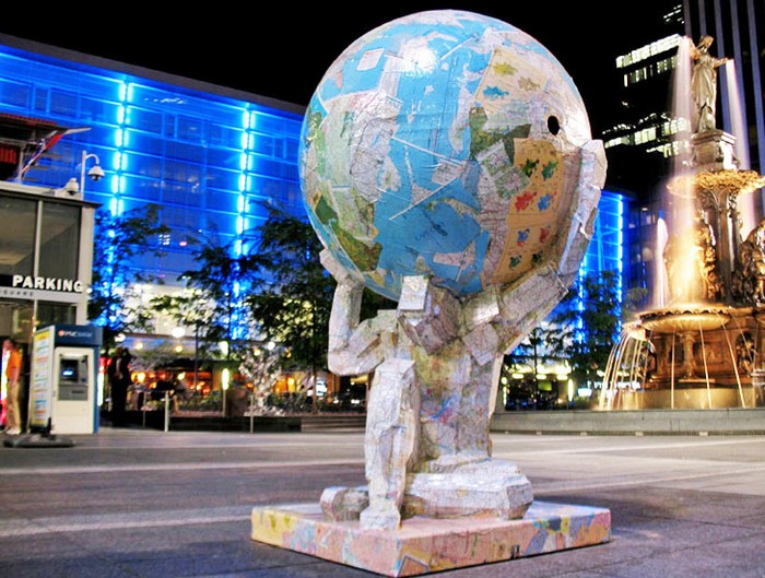 Atlas Recycled – скульптура из переработанных материалов от Тома Цутия (Tom Tsuchiya)