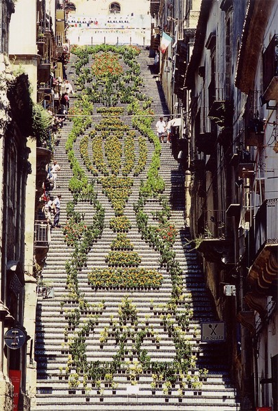 Фестиваль La Scala Flower Festival на лестнице Scalinata di Santa Maria del Monte