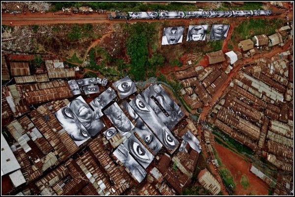 Женские глаза на крышах домов в трущобе. Кибера, Кения