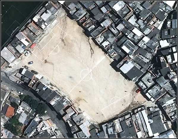 Странные футбольные поля в Бразилии на спутниковых снимках из серии «O Campo» от Йоахима Шмида (Joachim Schmid)