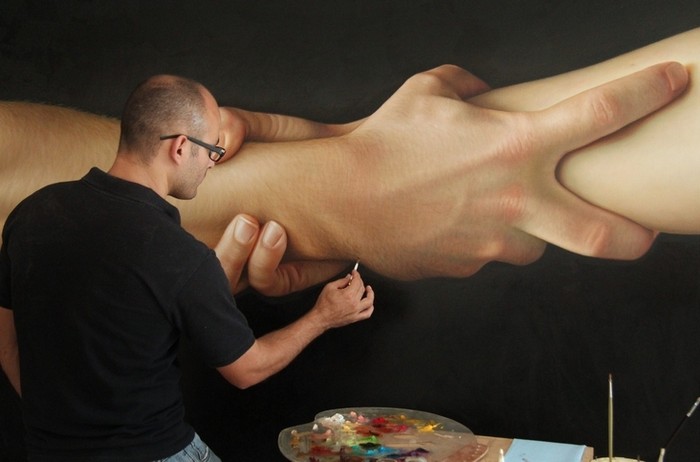 Гиперреальное рукопожатие в картине Salto de Fe от Омара Ортиза (Omar Ortiz)