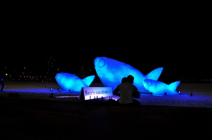 Пластиковые рыбы The Big Fishes – экологическая инсталляция в саммиту Большой Двадцатки