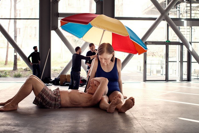 Couple Under An Umbrella – гиперреалистичная скульптура от Рона Маека (Ron Mueck)