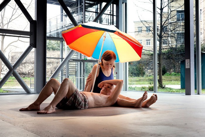 Couple Under An Umbrella – гиперреалистичная скульптура от Рона Маека (Ron Mueck)