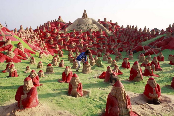 500 Санта Клаусов из песка от Сударсана Паттнаика (Sudarsan Pattnaik) на пляже в Индии