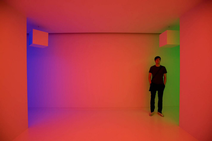 Chromosaturation — RGB-инсталляция от Карлоса Круз-Диеза (Carlos Cruz-Diez)