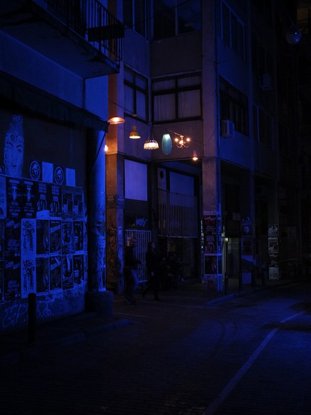 Уличное украшение из светильников в Афинах. Работа креативной студии Beforelight