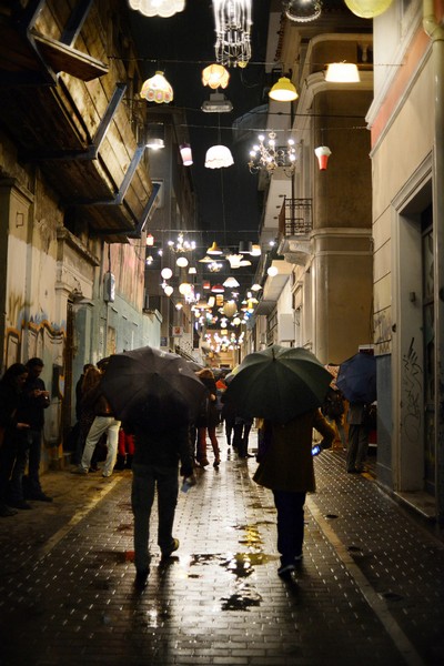 Уличное украшение из светильников в Афинах. Работа креативной студии Beforelight