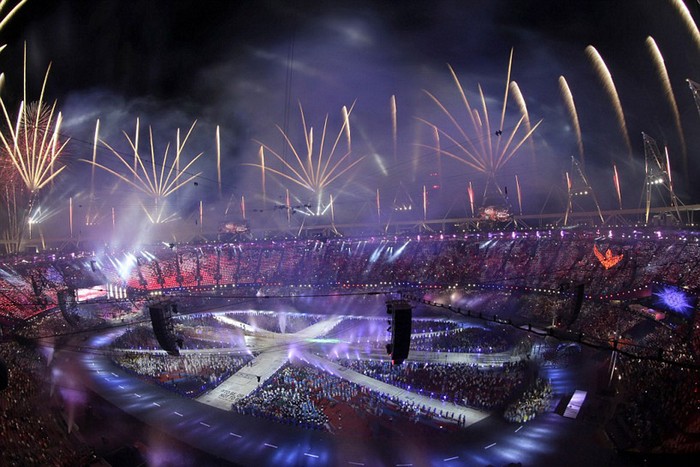 Британский флаг от Дэмьена Херста (Damien Hirst) на закрытии Олимпиады