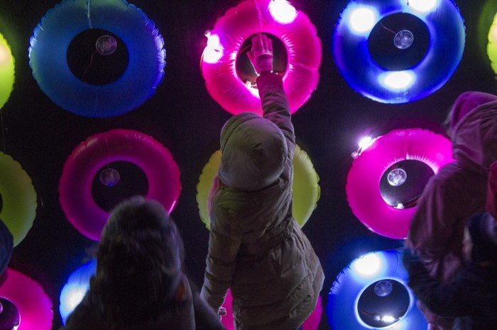 Floating Lights – световая инсталляция в Лионе, созданная из надувных кругов