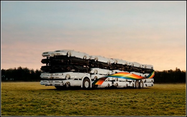 Скульптура-автобус из 50 автомобилей