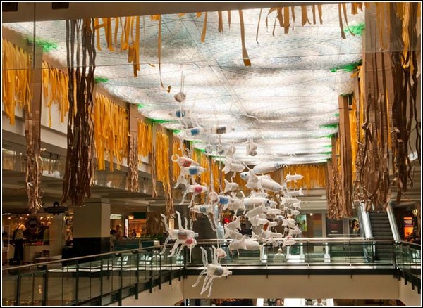 Мусорная инсталляция Fragile в монреальском торговом центре