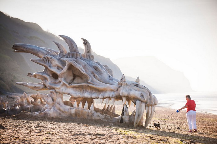 Драконья голова на побережье в качестве рекламы телесериала «Игра Престолов»