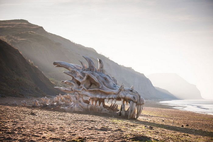 Драконья голова на побережье в качестве рекламы телесериала «Игра Престолов»