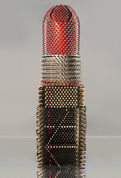 Giant Lipstick – гигантская помада из маленьких тюбиков. Работа Агне Кисонайте (Agne Kisonaite)