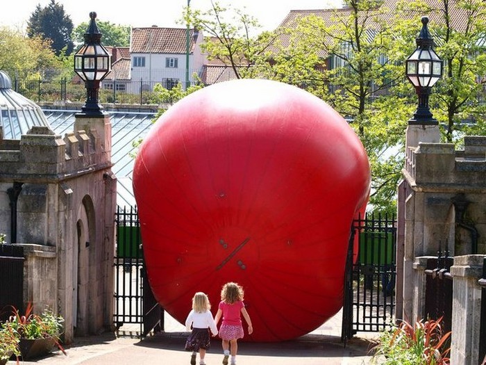 RedBall Project – путешествия Курта Першке (Kurt Perschke) с огромным красным шаром