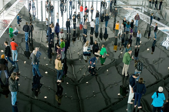 Horizon Field Hamburg — искривление пространства в зеркальной инсталляции от Энтони Гормли (Antony Gormley)