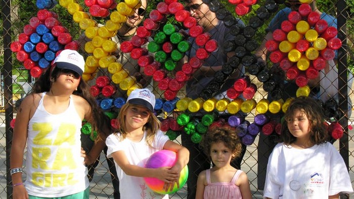 Инсталляция Argallios из пластиковых бутылок в школах Крита