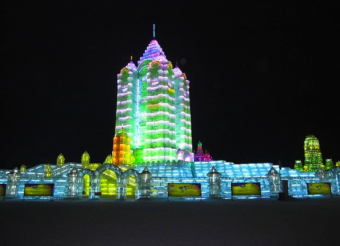 Фестиваль ледяных дворцов в Харбине