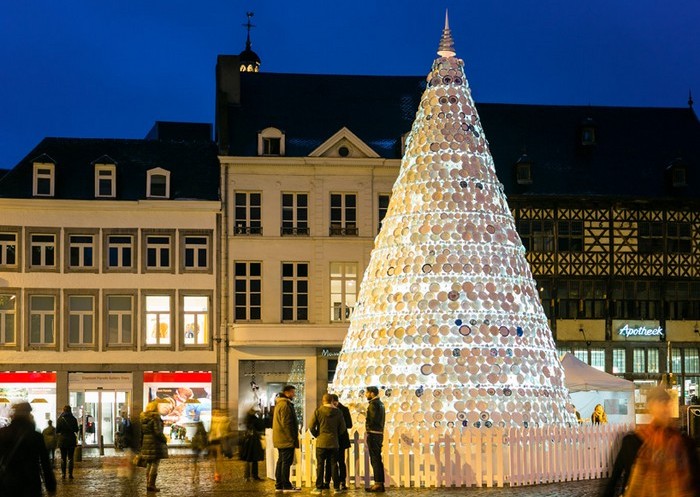 Рождественская елка из керамики в бельгийском городе Хассельт