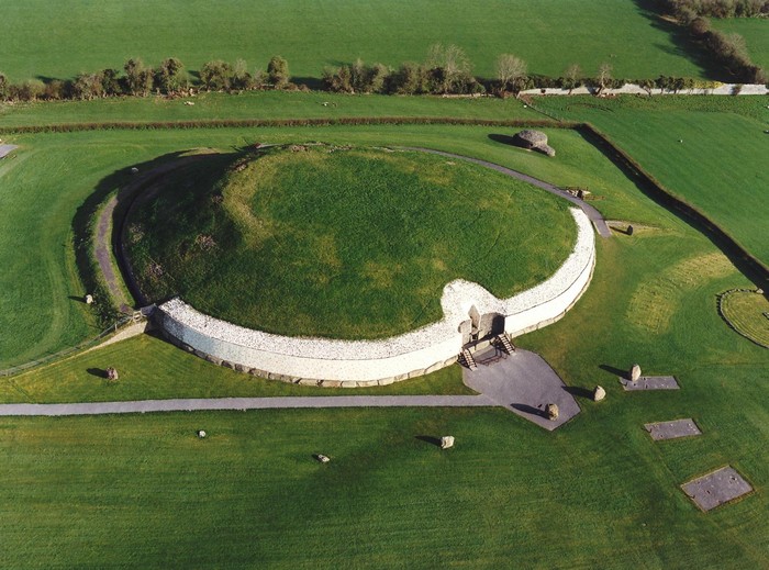Мегалитическая гробница Ньюгрейндж, крупнейшая в Ирландии