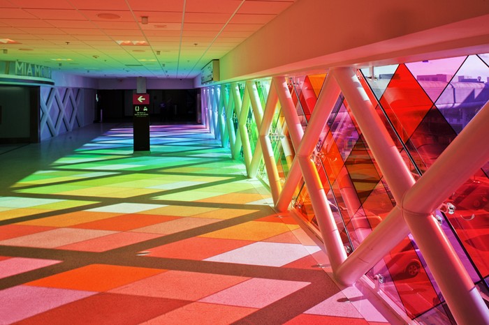 Разноцветный аэропорт Майами. Инсталляция от Кристофера Дженни (Christopher Janney)
