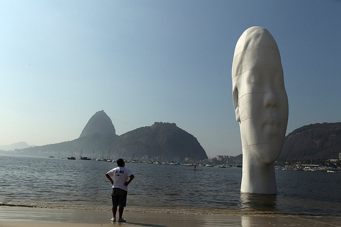 Awilda — скульптура Жауме Пленсы (Jaume Plensa) на пляже Ботафого в Рио де Жанейро