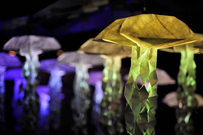Jelly Swarm – интерактивные медузы-оригами