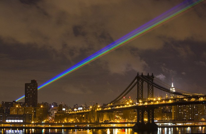 Global rainbow, after the storm — 56-километровая лазерная инсталляция в Нью-Йорке