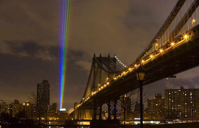 Global rainbow, after the storm — 56-километровая лазерная инсталляция в Нью-Йорке