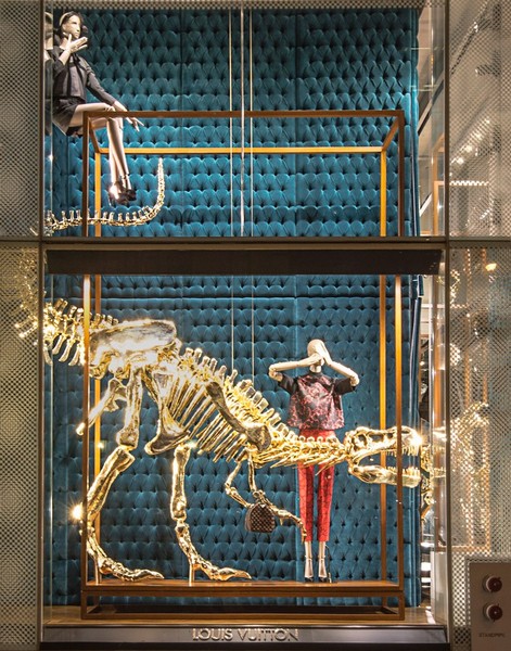Золотые динозавры на витринах магазинов Louis Vuitton