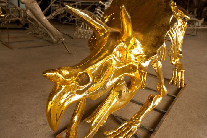 Золотые динозавры на витринах магазинов Louis Vuitton