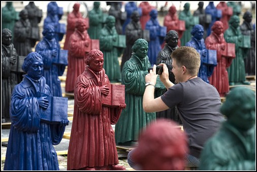 800 пластиковых Лютеров по площади Виттенберга