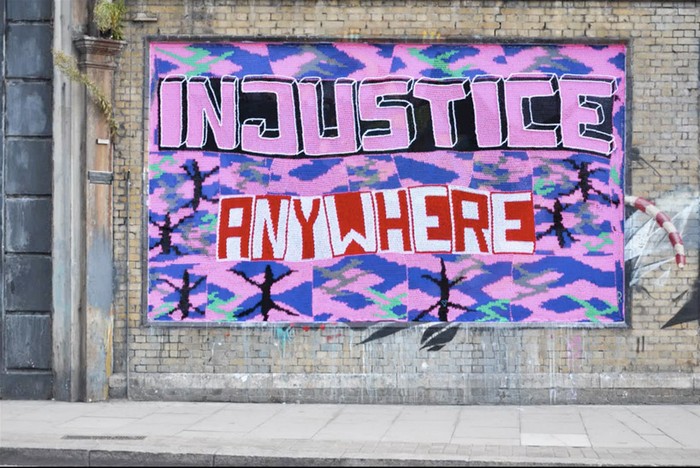 Injustice — вязанные граффити против рабства от Агаты Олек (Agata Olek)