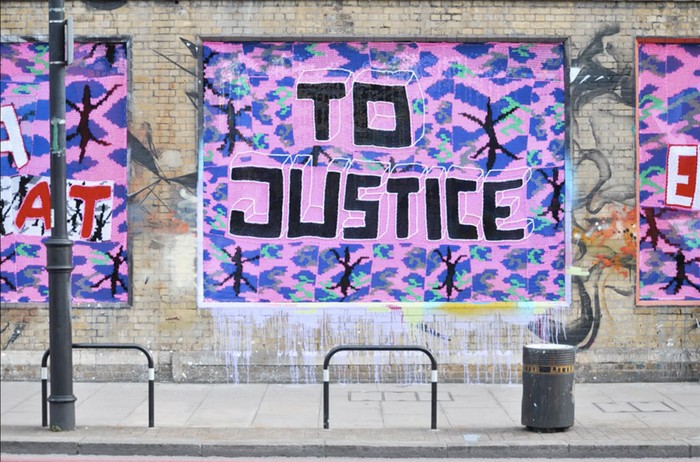 Injustice — вязанные граффити против рабства от Агаты Олек (Agata Olek)