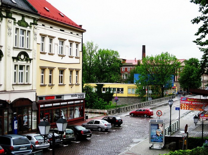 На границе. Здание на переднем плане - Польша, на заднем - Чехия
