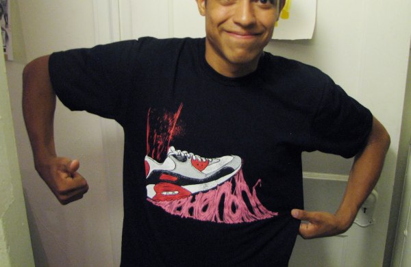 Andres Guzman в футболке со своим же рисунком