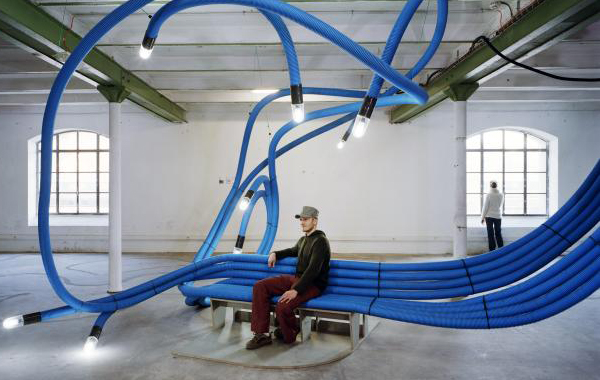 Инсталляции из пластиковых труб от  Sebastien Wierinck: интерьеры и мебель будущего