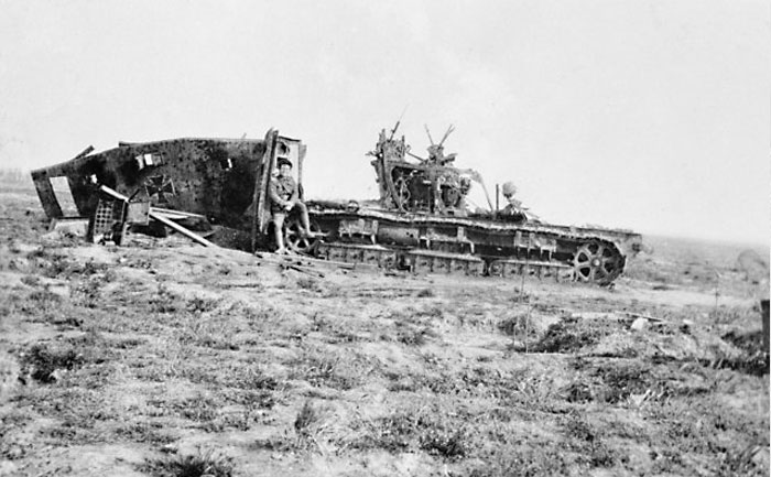 Немецкий танк A7V, уничтоженный в боях при Виллер-Бретонне 24 апреля 1918 года.