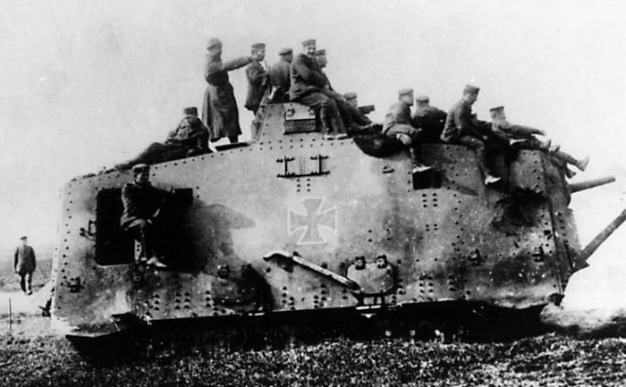 Танк A7V с солдатами на броне.