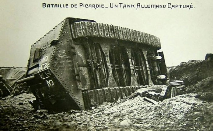 Немецкий танк A7V «Эльфрид», захваченный французскими войсками в Виллер-Бретонне, 24 апреля 1918 года. Французская открытка 1918 года.