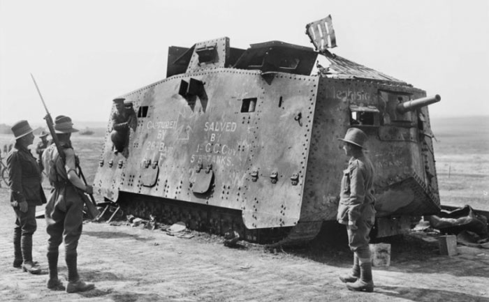 Поврежденный в сражении танк A7V, 1918 год.