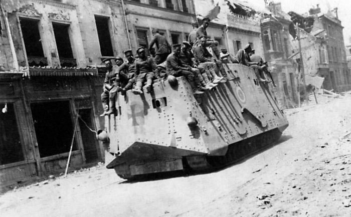 Танк A7V в городе Руа, 21 марта 1918 года.